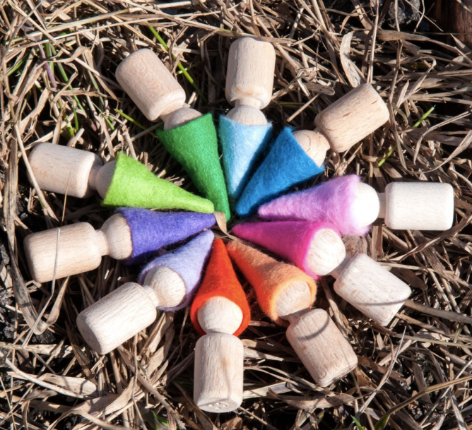 Car pull along toy with 10 sorting wooden peg people in multi-colored felt hats - PoppyBabyCo