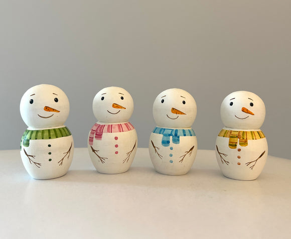 Handcrafted Wooden Snowman Peg Doll – Winter-Themed Figurine for Seasonal Decor