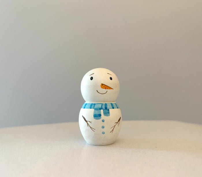 Handcrafted Wooden Snowman Peg Doll – Winter-Themed Figurine for Seasonal Decor